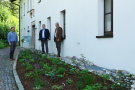 Frisch bepflanzte Fläche mit Amtsleiter Alfons Leitenbacher, Stellvertreter Hans Zens und Kreisfachberater Markus Breier