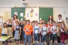 Staatsministerin Kaniber mit Kindern der Grundschulklasse 3a in Bad Reichenhall