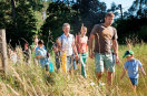 Familie beim Spaziergang über Wiese