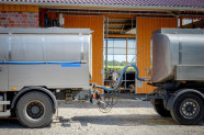 Milchlaster vor Milchviehstall