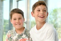 Zwei Kinder lachen