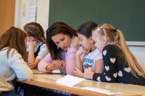 Staatsministerin Kaniber bearbeitet mit Grundschulkindern ein Arbeitsblatt