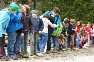 Kinder stehen in einer REihe nebeneinander