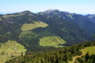 Berglandschaft mit grünen Wiesenhängen.