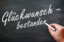 Tafel mit Schriftzug Glückwunsch - bestanden