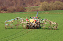 Traktor bei der Düngung mit Schleppschläuchen